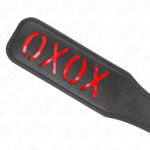 KINK – XOXO mintás paskoló, lekerekített sarkokkal, 32 × 6 cm