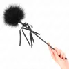 KINK – Dekoratív masnis tollas csiklandozó, 35 cm