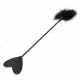 KINK - Csiklandozó toll szív alakú paskolóval, 31 cm