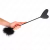 KINK - Csiklandozó toll szív alakú paskolóval, 31 cm