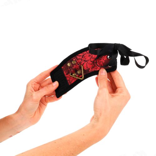 KINK – Scandal csuklórögzítő bilincs piros-fekete csipkedíszítéssel